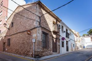 an old brick building on the side of a street at Siglo 16 Denia in Denia