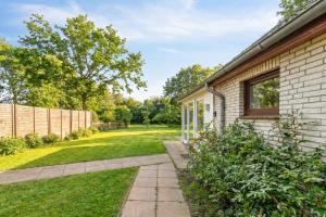 a house with a yard with a fence at Heidehaus in Enge-Sande