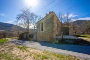 an old stone building with at La Master Grange De Queyran in La Palud-sur-Verdon