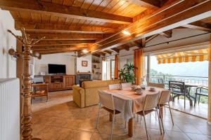 a living room with a table and a couch at Splendido loft panoramico in Veleso