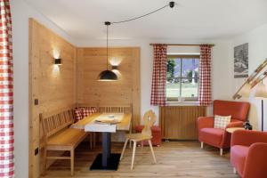 a living room with a wooden table and chairs at Ammerheimat in Oberammergau