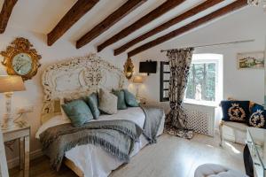 a bedroom with a bed and a window at Masia Mimosa Jardin in Darnius