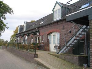 een bakstenen gebouw met een trap ervoor bij Veerhuys Tante Jet in Blitterswijck