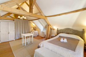 a bedroom with a bed with two babies on it at Maison historique en pierre in Issigeac