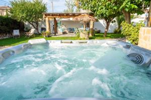 a jacuzzi tub in a yard with a backyard at Beach house in Torredembarra