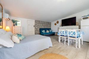a bedroom with two beds and a table and chairs at Beach house in Torredembarra