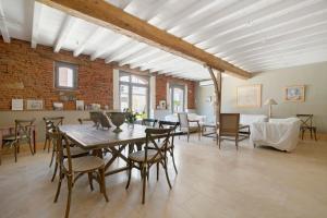 a dining room with a wooden table and chairs at Maison d'hôtes de Gailhaguet in Verfeil