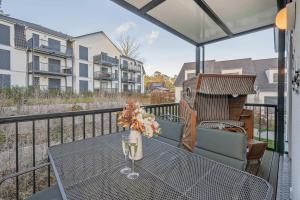 a table with a vase on a balcony at FeWo Lieblingsort in Loddin