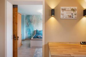 a hallway with a bed in a room at Wintergarten Am Thingplatz in Rinteln