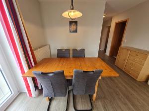 ein Holztisch und Stühle in einem Zimmer in der Unterkunft Orth A6 in Orth