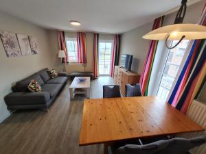 ein Wohnzimmer mit einem Tisch und einem Sofa in der Unterkunft Orth A6 in Orth