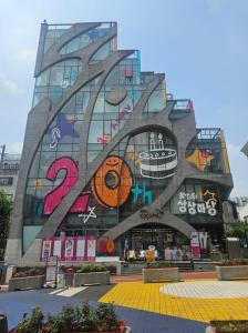 a building with graffiti on the side of it at 홍대 골든스테이 in Seoul