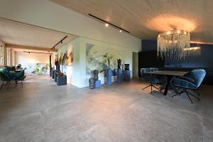 a room with a table and chairs and a chandelier at BLUE-art Ferienwohnung in Wyssachen
