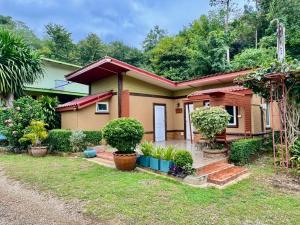 a house with a garden in front of it at นพรัตน์การ์เด้นฮิลล์ in Uthai Thani