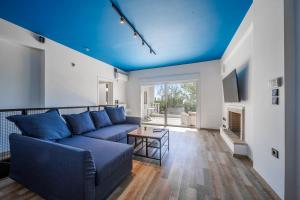 a living room with a blue couch and a fireplace at Blue Pine Villa in Marathon