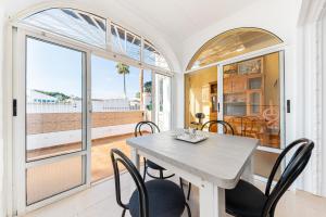 a dining room with a table and chairs at Chalet del Lago in Torrevieja