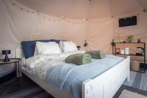 a bedroom with a bed in a tent at FLO Lofoten nature escape in Valberg