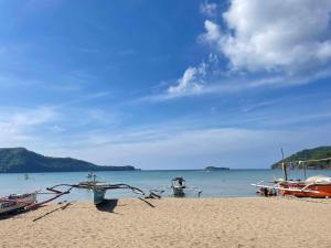 ein Strand mit Booten im Sand in der Unterkunft ACA Transient House in Nasugbu + 16 Fotos