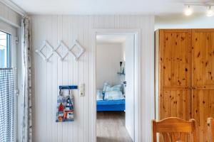 a room with a bedroom with a bed and a closet at Möve Aba Bungalow 66 in Rerik
