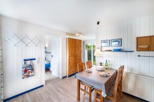 a kitchen and dining room with a table and chairs at Möve Aba Bungalow 66 in Rerik