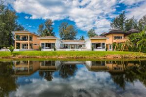 象岛Sunset Emily Villas & Rooms的前面有池塘的房子