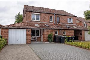 a brick house with a driveway in front of it at Ferienhaus Heide in Bad Fallingbostel