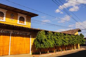 a building with trees on the side of it at Hostal Casa Las Flores in Masaya