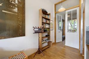 a hallway with a book shelf next to a door at Ferienwohnung Zur Alten Scheune in Balingen