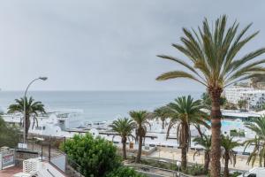 a view of the beach from the balcony of a resort at Casa Isabel eccezionale Vista Mare in Mogán