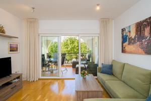 a living room with a couch and a table at Rotonda Spaniahome in L'Alfàs del Pi
