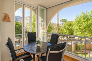 a table and chairs on a balcony with a view at Rotonda Spaniahome in L'Alfàs del Pi