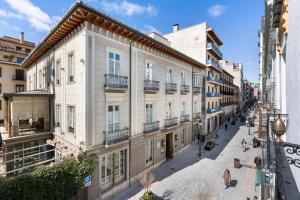 an empty street in a city with buildings at Pensión Veracruz 1 in Granada