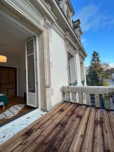 an empty porch with a wooden deck at L'aristide in Épinal