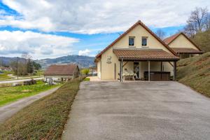 a house on a hill with a driveway at Gîte cerf in Rupt-sur-Moselle