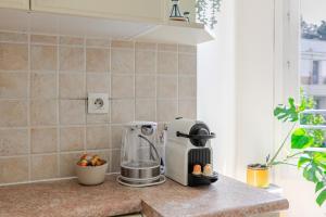 a kitchen counter with a blender on a counter at Appartement Cosy in Paris
