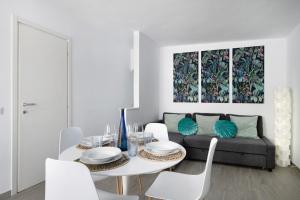 a white living room with a table and a couch at Casa Marion in El Golfo