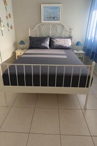 ein Schlafzimmer mit einem großen Bett und blauen Vorhängen in der Unterkunft Lucky's studio in Ofrynio