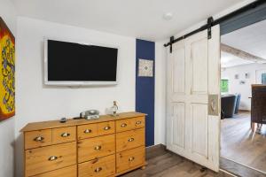 a room with a wooden dresser and a television on a wall at Wünsch Dir was in Großweitzschen