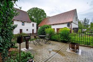 a courtyard with a black fence and a house at Wünsch Dir was in Großweitzschen
