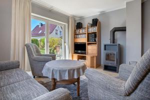 a living room with two chairs and a table at Haus Janni in Freest
