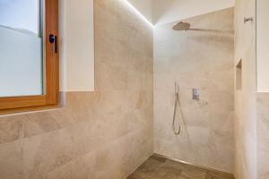 a bathroom with a shower with a glass door at Masi Lavendel in Santa Valpurga +9 photos