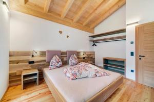 a bedroom with a bed and a desk at Masi Lavendel in Santa Valpurga
