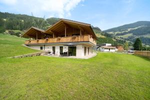a house on a hill with a green field at Masi Lavendel in Santa Valpurga