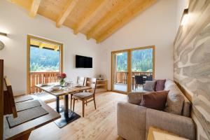 a living room with a couch and a table at Masi Lavendel in Santa Valpurga