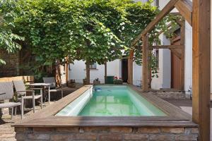a swimming pool in a garden with a pergola at Kurfürstensuite in Brandenburg an der Havel