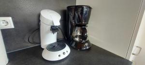 a blender sitting on a counter next to a white blenderoser at Ruhige Ferienwohnung im Hegau in Volkertshausen +19 photos