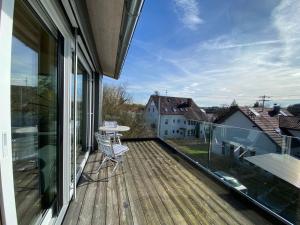 a balcony with a table and a view of a house at Ruhige Ferienwohnung im Hegau in Volkertshausen