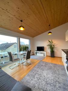 a living room with a table and chairs at Ruhige Ferienwohnung im Hegau in Volkertshausen