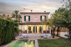 a villa with a swimming pool and a house at Villa Playa Felostal in Palma de Mallorca