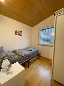 a bedroom with a bed in a room with a window at Ruhige Ferienwohnung im Hegau in Volkertshausen
